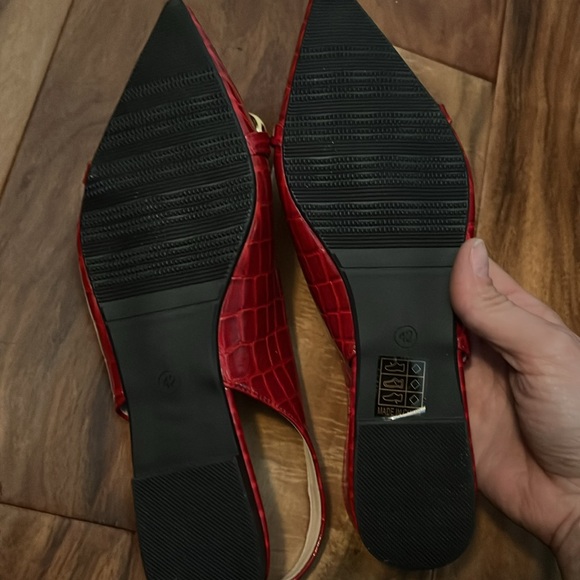 New -never worn red pointed toe fake gator flats with gold chain accent - Picture 3 of 4